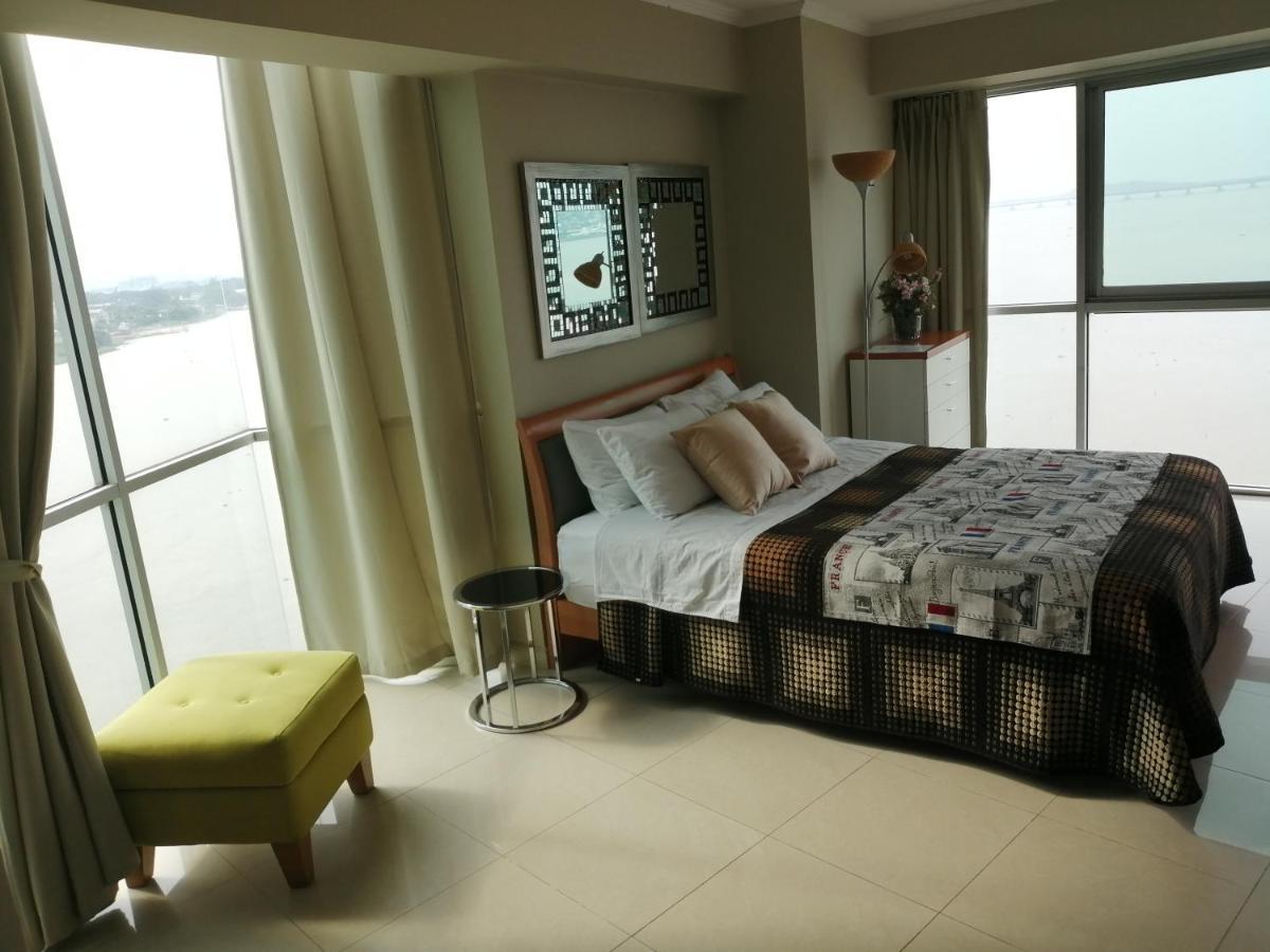 Puerto Santa Ana Suites Гуаякуил Екстериор снимка